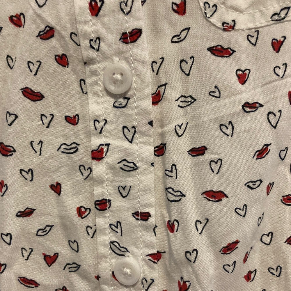 Beachlunchlounge White Top with Red and Black Heart and Lip Design - Picture 4 of 8